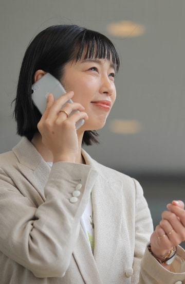 写真：電話をかける女性社員